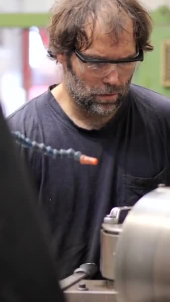 Video Hombre Usando Una Fresadora Una Fábrica Cnc — Vídeo de stock