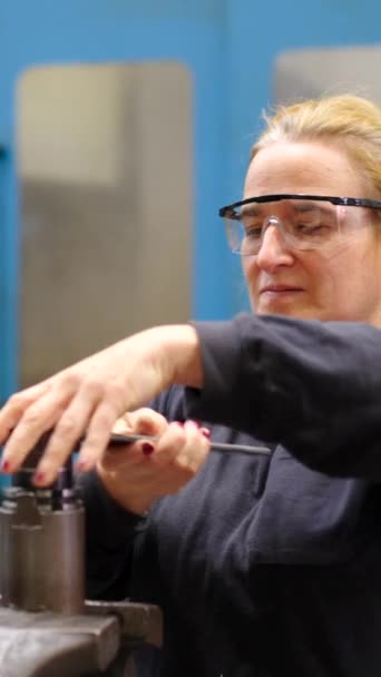 Cnc工場で産業機械を固定する女性エンジニアのビデオ — ストック動画