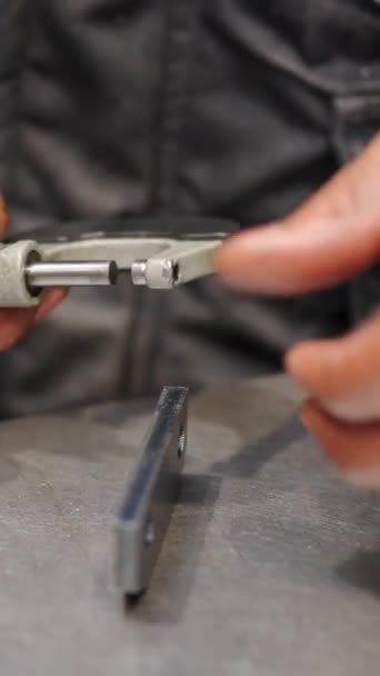 Cnc工場の金属片のサイズを測定する男のクローズアップビデオ — ストック動画