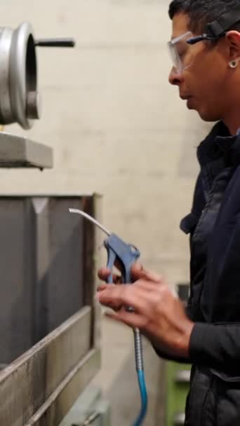 Video Trabajador Limpiando Agua Residual Una Máquina Fábrica — Vídeo de stock
