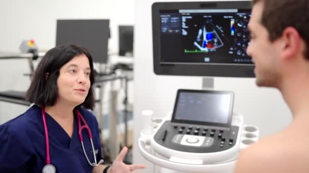Vídeo Cardiólogo Feliz Explicando Los Resultados Ecocardiograma Paciente — Vídeo de stock