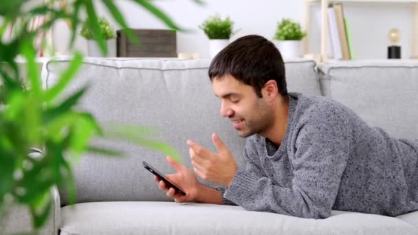 Hispanischer Junger Mann Nutzt Dating App Telefon — Stockvideo