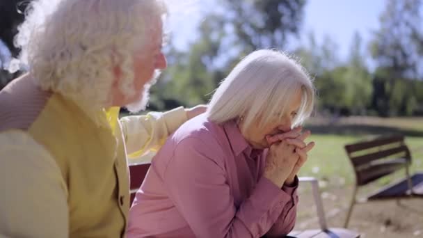 Nagranie Smutnej Kobiety Płaczącej Podczas Gdy Jej Mąż Pociesza Siedząc — Wideo stockowe