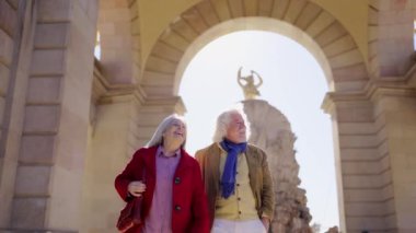 Mutlu, olgun bir çiftin güzellik anıtlarıyla parkı gezdiği bir video.
