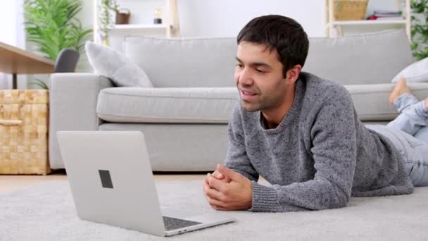 Hispanic Mand Der Har Samtale Laptop Liggende Gulvet – Stock-video
