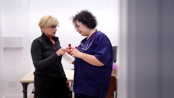 Vídeo Cardiologista Usando Molde Cardíaco Para Explicar Procedimento Paciente Maduro — Vídeo de Stock