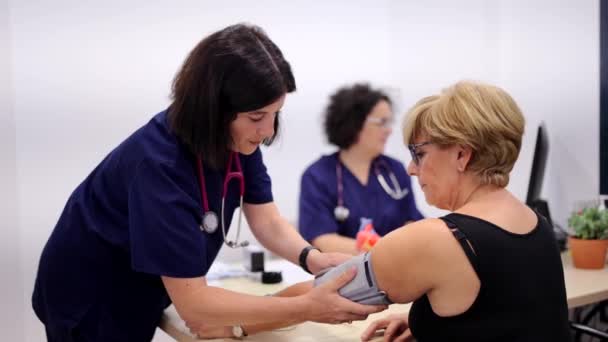 Βίντεο Φιλικής Νοσοκόμας Που Μιλάει Ασθενή Ενώ Μετρά Την Αρτηριακή — Αρχείο Βίντεο