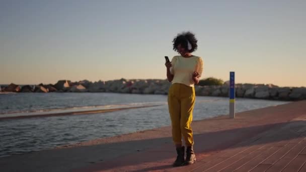 Video Una Donna Africana Che Canta Ascolta Musica Che Cammina — Video Stock
