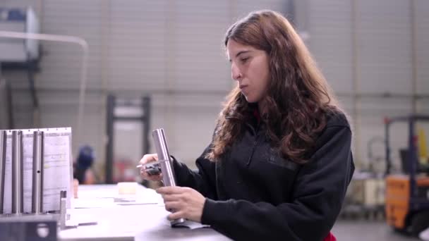 Βίντεο Μιας Νεαρής Γυναίκας Μηχανικού Που Μετρά Μέγεθος Του Κομματιού — Αρχείο Βίντεο