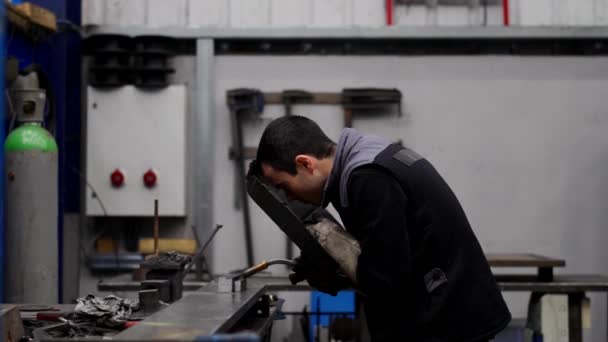 Młody Pracownik Spawający Elementy Metalowe Fabryce — Wideo stockowe