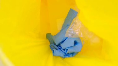 Çöpte cerrahi ya da tıbbi eldiven kullanılmış.