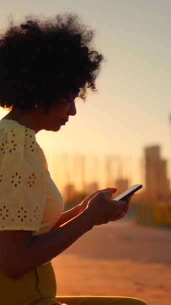 Vídeo Una Mujer Afroamericana Usando Teléfono Atardecer Persona Escribiendo Teléfono — Vídeo de stock