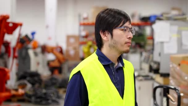 Asiate Bei Qualitätsprüfung Einer Fabrik — Stockvideo