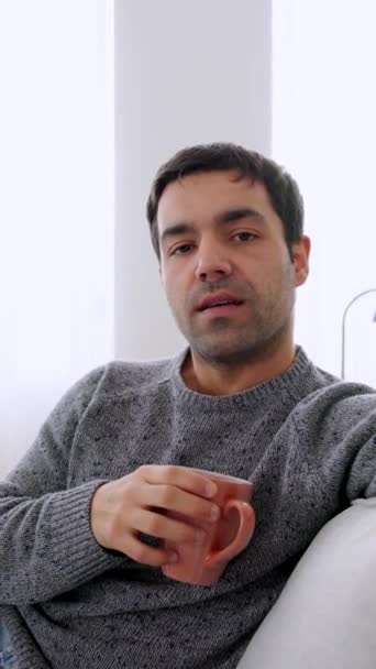 Den Latinamerikanske Mand Taler Til Kameraet Siddende Sofaen Person Der – Stock-video