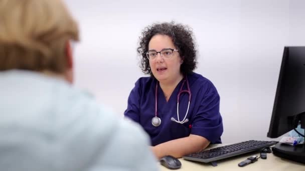 Video Zoomen Een Cardioloog Praten Met Een Volwassen Oude Vrouw — Stockvideo