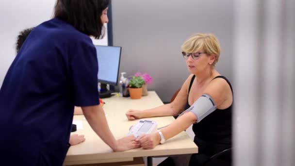 Видео Медсестры Измеряющей Артериальное Давление Взрослой Женщине Кардиологическом Отделении — стоковое видео