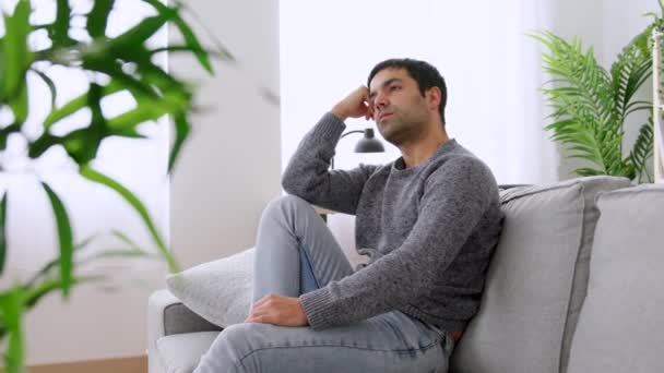 Trist Eftertænksom Mand Sidder Sofaen Derhjemme Depression Koncept – Stock-video