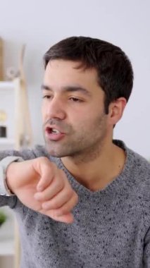 Pozitif İspanyol asıllı genç adam akıllı dille konuşuyor.