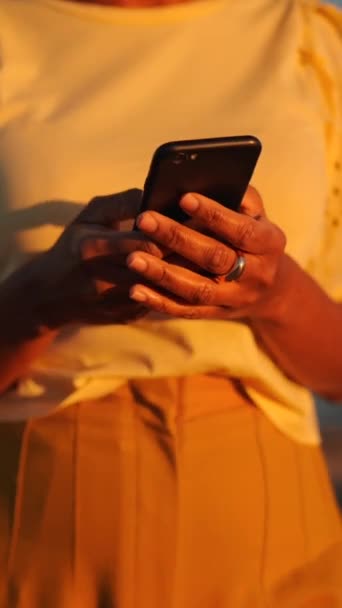 Video Närbild Händerna Afrikansk Kvinna Som Använder Telefon Utomhus Solnedgången — Stockvideo