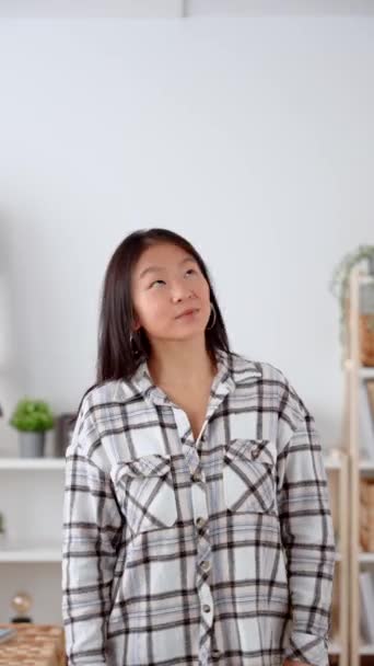 Smilende Asiatisk Kvinne Som Peker Opp Til Kopiere Plass – stockvideo