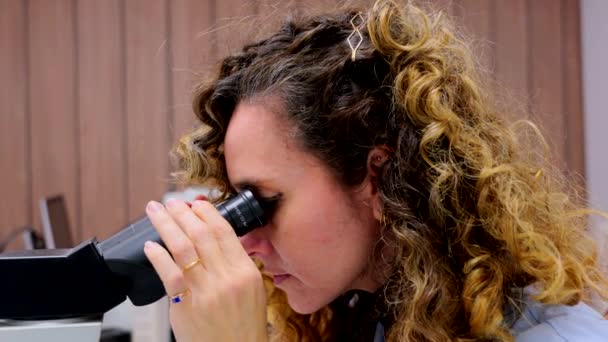 Primer Plano Mujer Que Mira Través Del Microscopio Hospital — Vídeo de stock