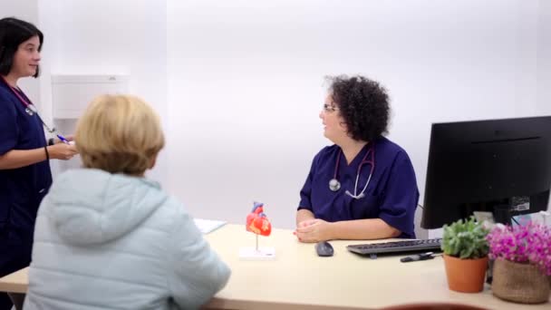 Vídeo Una Enfermera Ingresando Consultorio Cardiólogos Mientras Asistía Una Anciana — Vídeos de Stock