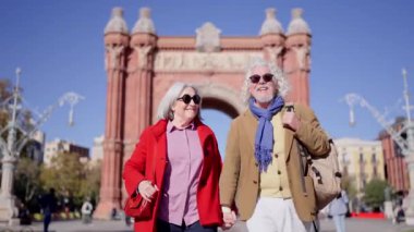 Yaşlı bir turistin şehirde birlikte yürürken eğlendiği bir video.