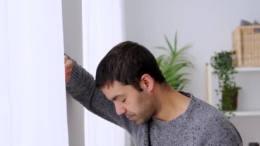 Evinde düşünen çaresiz ve üzgün bir İspanyol. Depresyon ve akıl sağlığı kavramı.