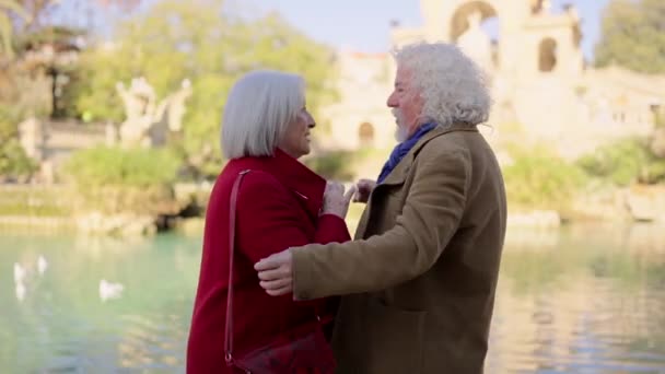 Vídeo Casal Seniores Concurso Tomando Uma Selfie Lado Lago Parque — Vídeo de Stock
