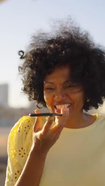 Video Afrikansk Kvinna Leende Skicka Ett Röstmeddelande Promenader Längs Staden — Stockvideo
