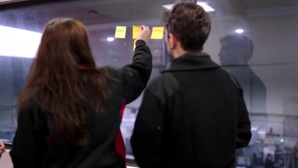 Vidéo Ingénieurs Lors Brainstorming Créatif Utilisant Des Notes Adhésives Dans — Video