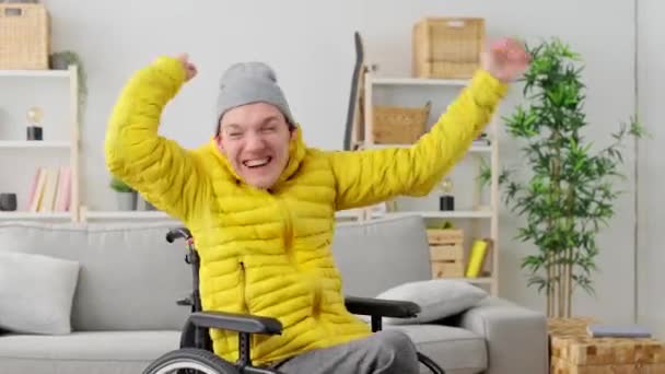 Возбужденный Инвалид Веселится Празднует Победу — стоковое видео