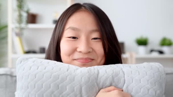 Wanita Asia Muda Tersenyum Dan Melihat Kamera Sambil Bersembunyi Balik — Stok Video