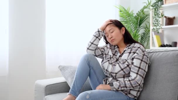 Kanepede Oturan Üzgün Kadın Depresyon Yalnızlık Kavramı — Stok video