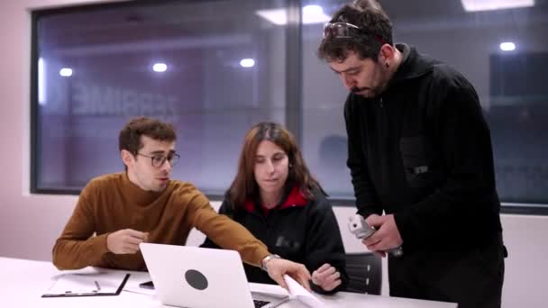 三个技术员在现代数控系统工厂办公室使用笔记本电脑的视频 — 图库视频影像