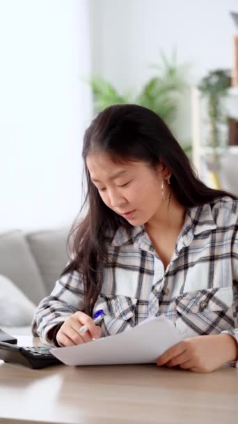 Mulher Chinesa Usando Calculadora Casa Pessoa Que Calcula Despesas — Vídeo de Stock