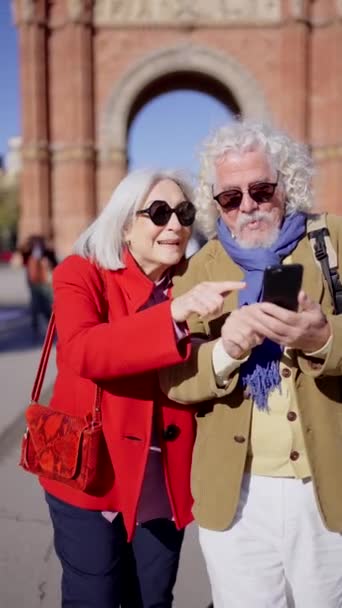 Vídeo Casal Turistas Seniores Usando Móvel Para Obter Direções Cidade — Vídeo de Stock