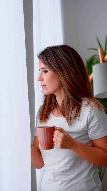 Kahve Içerken Pencereden Bakan Düşünceli Bir Kadın — Stok video