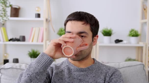 Hombre Hispano Pensativo Bebiendo Café Sofá — Vídeos de Stock