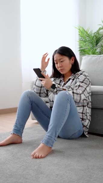 Mujer Asiática Triste Usando Teléfono Sala Estar Joven Frustrado Mirando — Vídeo de stock