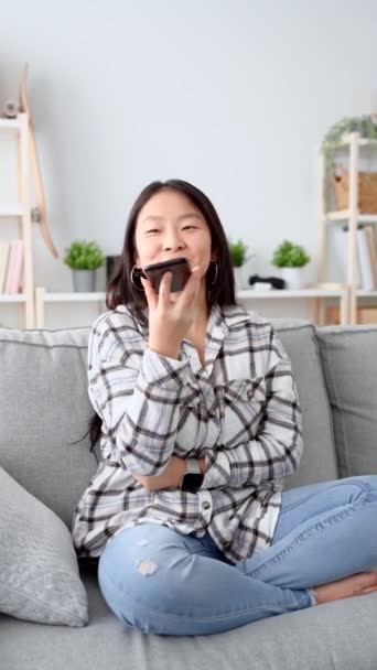 Asiatico Giovane Donna Registrazione Messaggio Vocale Telefono Mentre Seduto Sul — Video Stock