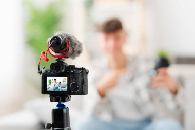 Profosyonel video kamera kaydedici ürün gösteren ya da boks yapmayan.