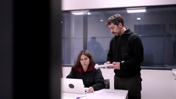 Video Van Drie Ingenieurs Het Kantoor Met Laptop Een Cnc — Stockvideo