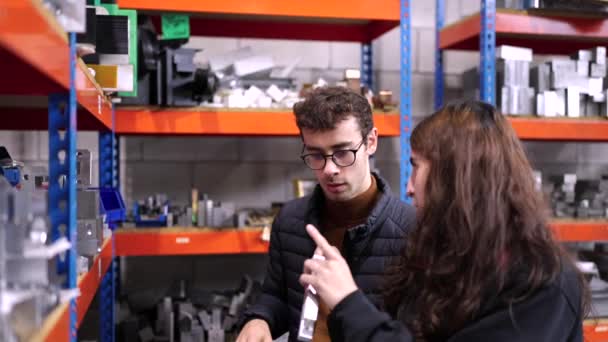 Cnc工場の在庫をチェックする2人の若手エンジニアのビデオ — ストック動画