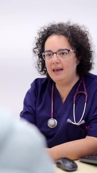 Vídeo Ampliando Cardiologista Falando Com Uma Mulher Idosa Madura Escritório — Vídeo de Stock