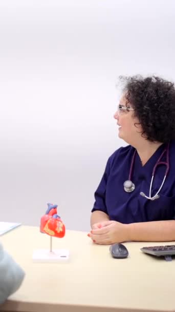Vídeo Uma Enfermeira Entrando Escritório Cardiologista Enquanto Frequenta Uma Mulher — Vídeo de Stock