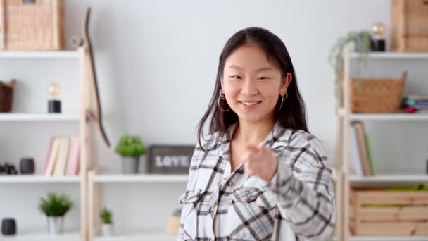Remaja Asia Menunjukkan Bentuk Jantung Jepang Wanita Cina Positif Melakukan — Stok Video