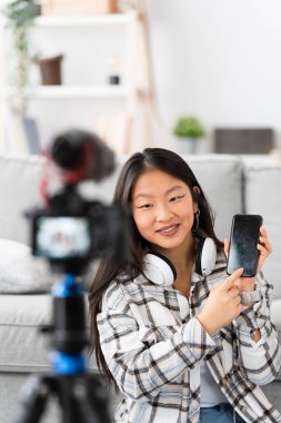 Bir Çinli 'nin dikey fotoğrafı evde bir online öğretici kaydediyor.