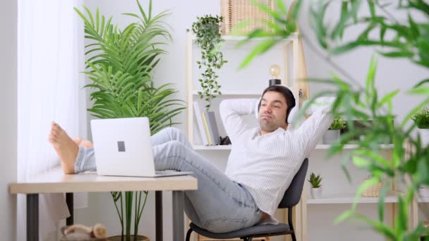 Relaxado Hispânico Homem Falando Sobre Laptop Pés Mesa Casa — Vídeo de Stock