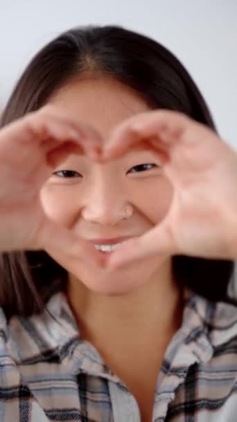 Primer Plano Mujer China Mostrando Corazón Forma Del Amor Con — Vídeos de Stock